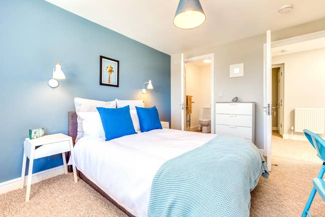 Ensuite rm in young prof Newbury houseshare 🏡  Main Photo