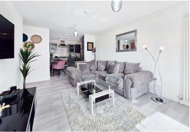 6 months Temp - 2 rooms available, All bills incl Main Photo