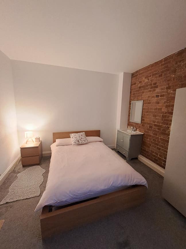 Large double bedroom with sink in a student flat Main Photo