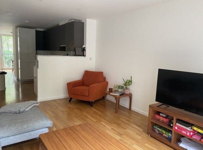 Cosy Room in Modern Townhouse Main Photo