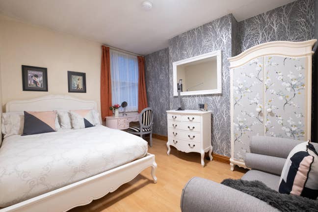 Central, spacious room close to station, hospital Main Photo