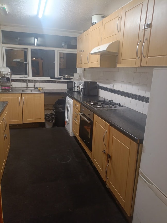 Large single rooms  available now   Bills included Main Photo