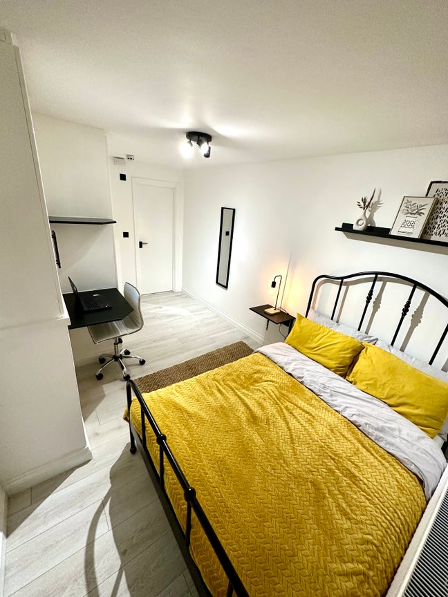 Large Double Ensuite Room Near Hospital inc. bills Main Photo