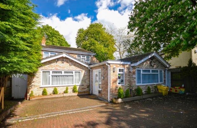 Beautiful single en-suite bills included  Main Photo