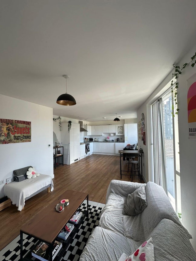  Double Room with Balcony to Rent in East London ✨ Main Photo