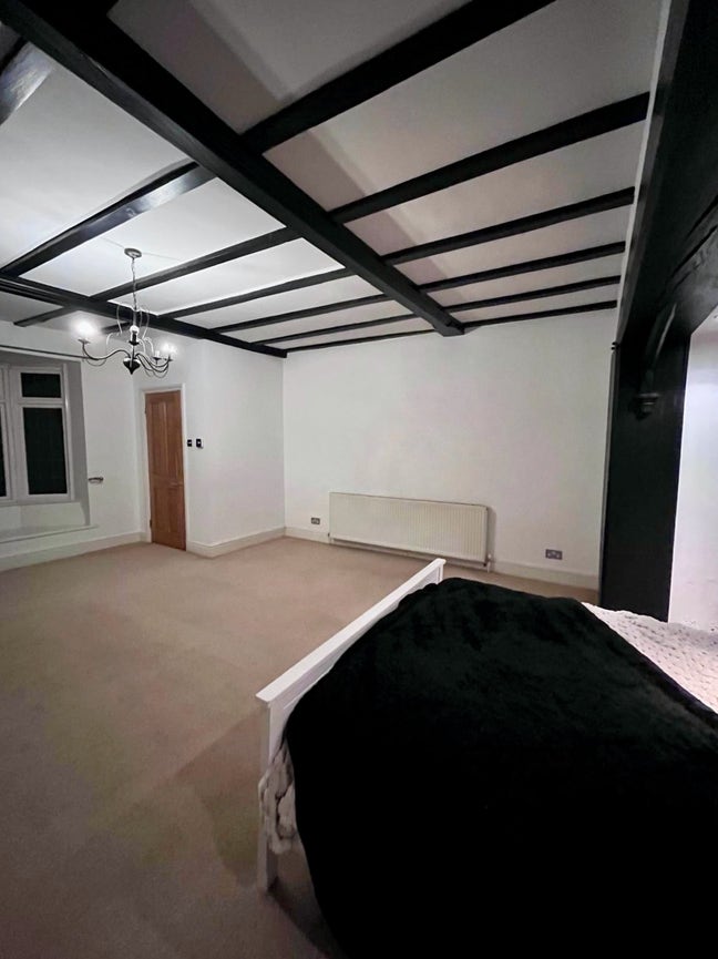 Spacious Room | All Bills | Parking | Garden Main Photo