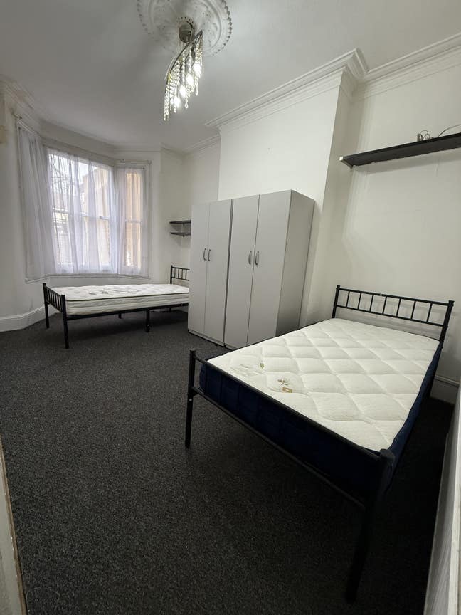 Large room to let Ilford 1Min walk to ilford lane Main Photo