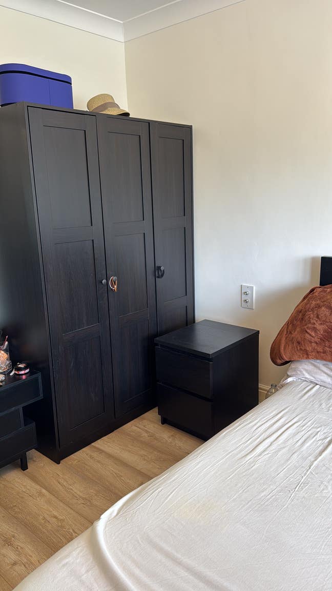 Looking for a roommate to share room Main Photo