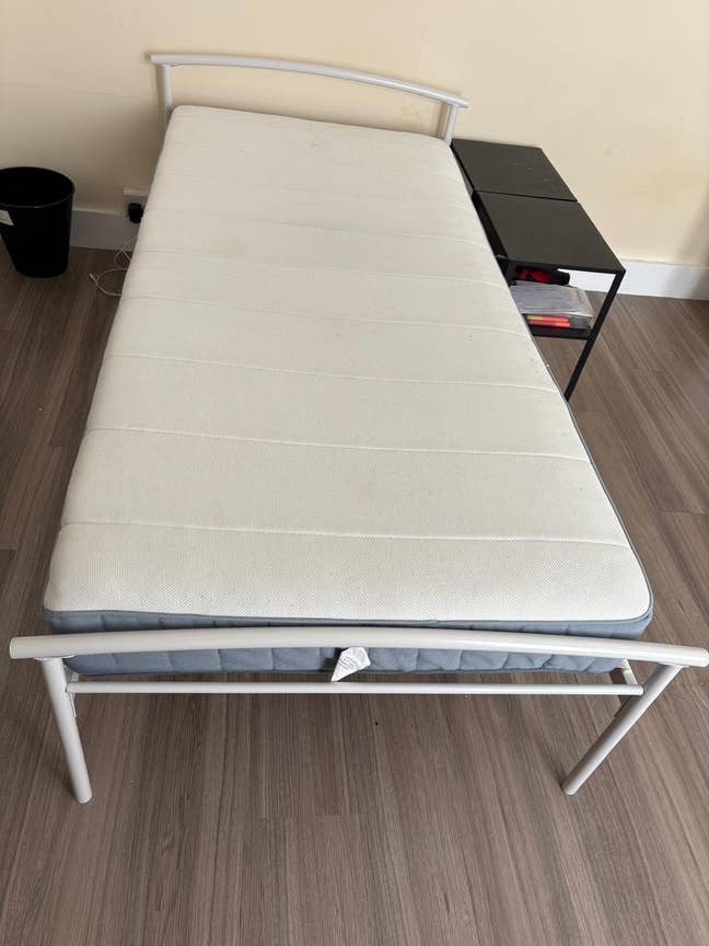 Single bed in sharing double bed room 300£ pm Main Photo