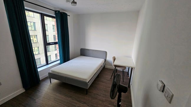 Double bedroom with city views Main Photo