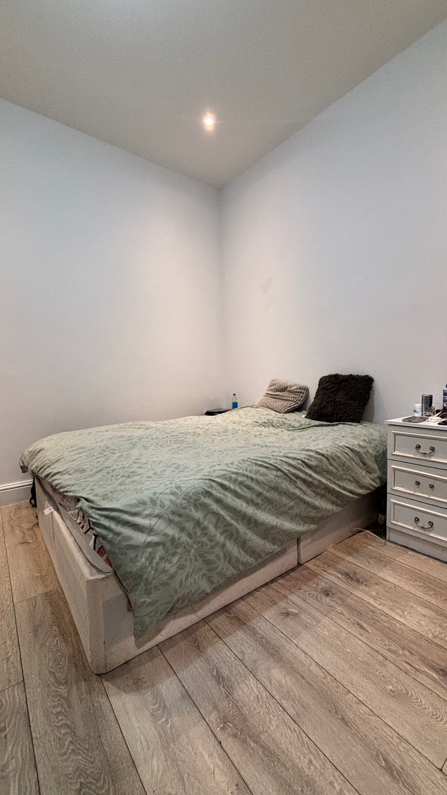 En- suite room available from Jan 3 Main Photo