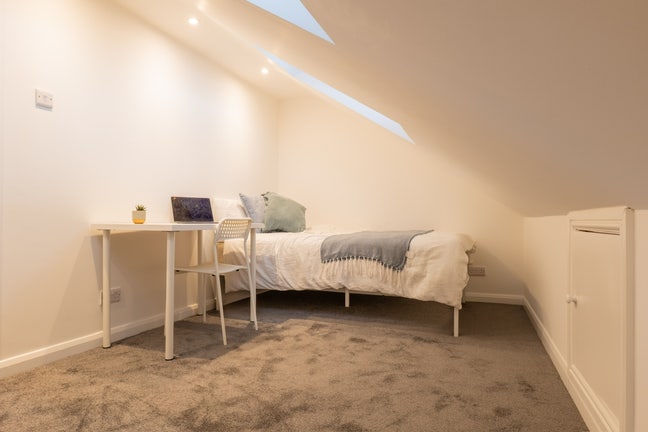 Room in Renovated Professional House Main Photo