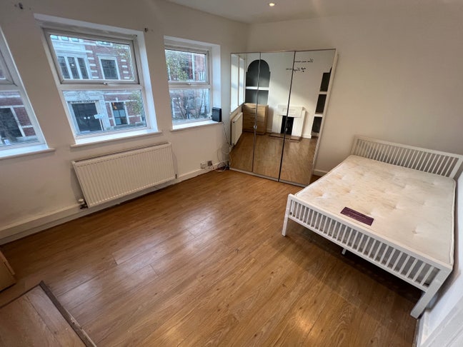 Stunning Rooms in Acton Central from £800pcm Main Photo