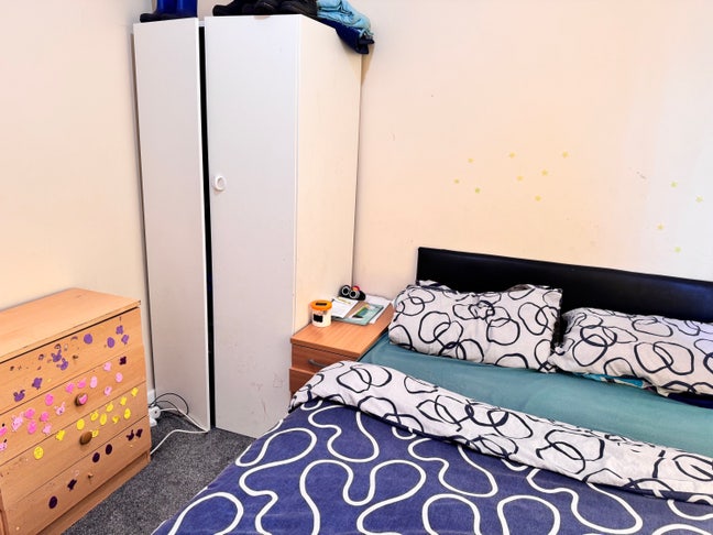 One room in a two bedroom to rent Main Photo