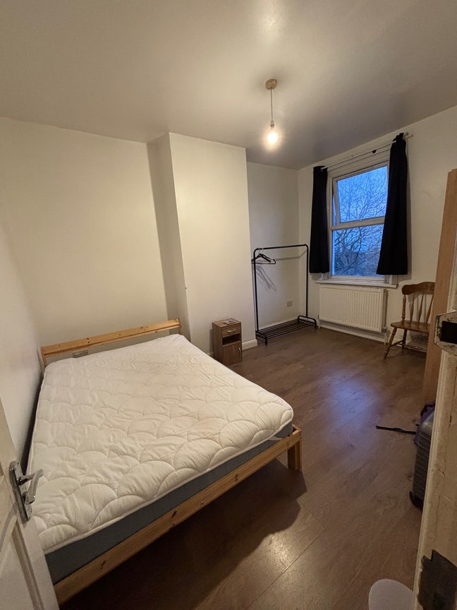 Bright and Spacious Double Bedroom Main Photo