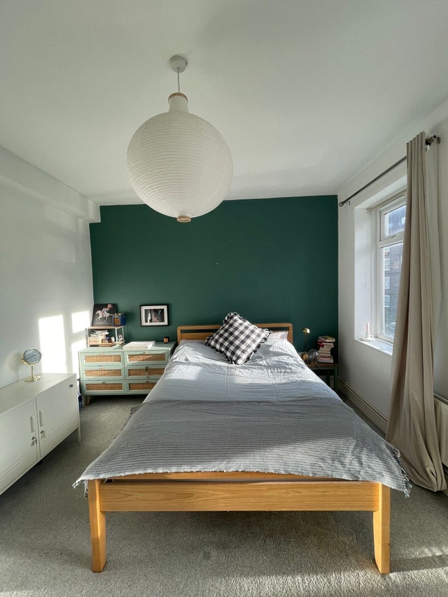 Bright and Spacious Room near Broadway Market  Main Photo