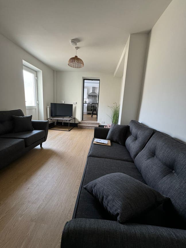 1 Professional Room Available £450 PCM (All Inc.) Main Photo