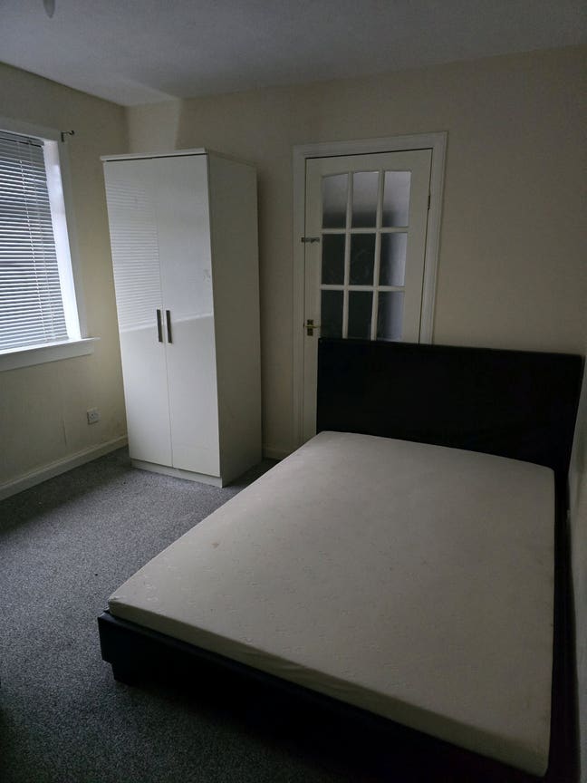 A room available in a 3 bedroom flat. Eh47 Main Photo