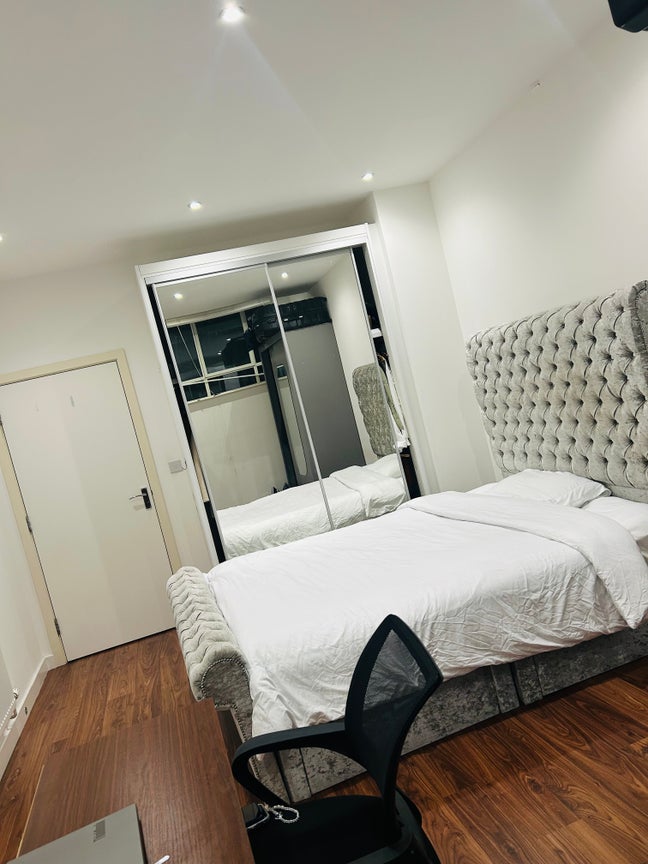  1-Bedroom Flat with Parking, Gym & Concierge Main Photo