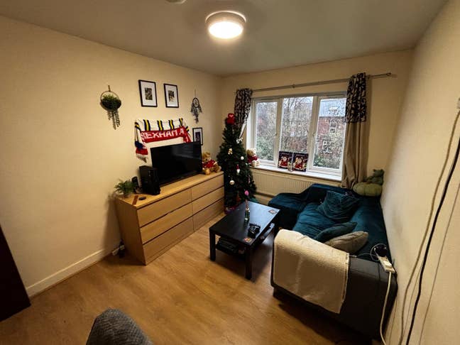 2 bed flat - Woodhouse Cliff Main Photo