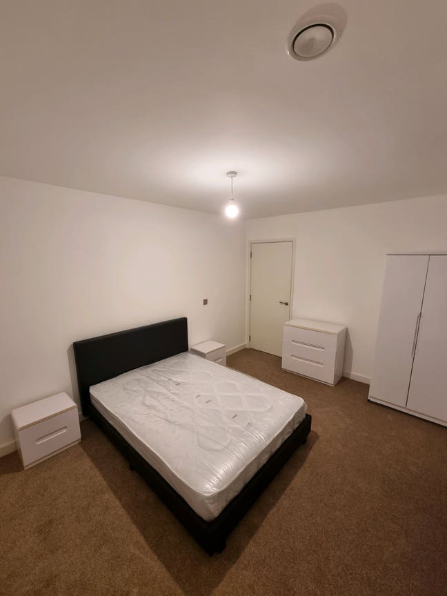 Spacious Newly Modern Furnished Double Bedroom  Main Photo