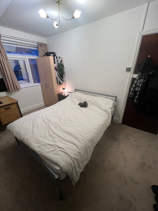 Looking for housemate to join our uni family  Main Photo