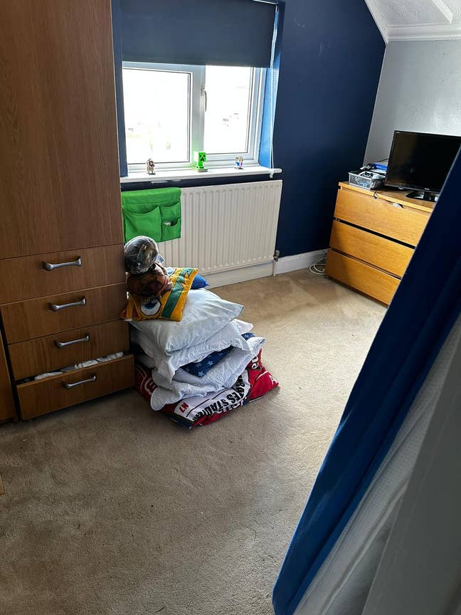 Cozy room, facing front of the house. Wardrobe a Main Photo