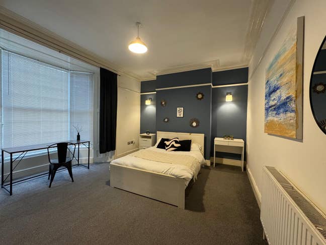 Spacious Room in Central Location  Main Photo