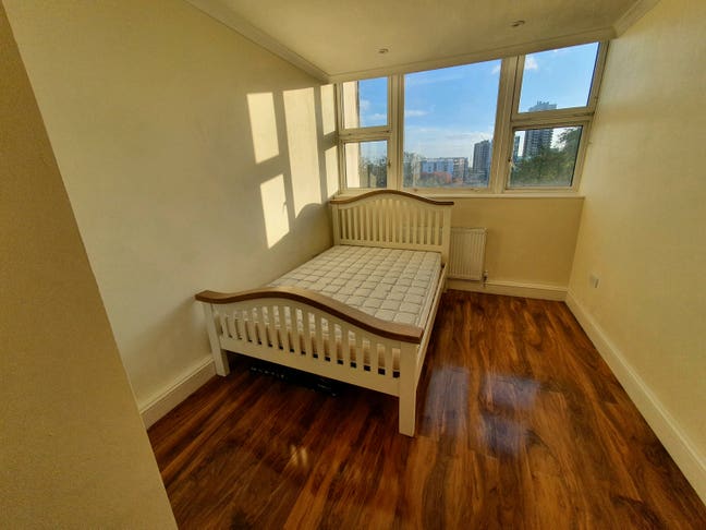 Rooms in walking distance Aldgate East tube Main Photo