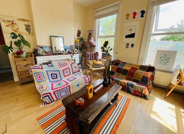 Cosy room in East London flat Main Photo