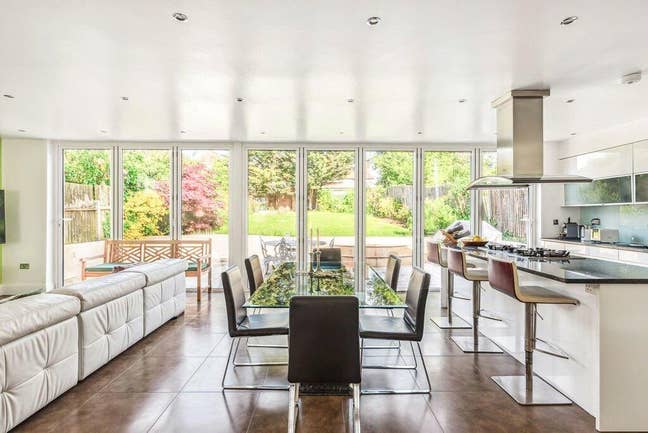 Double Room in a Large Luxury House Main Photo