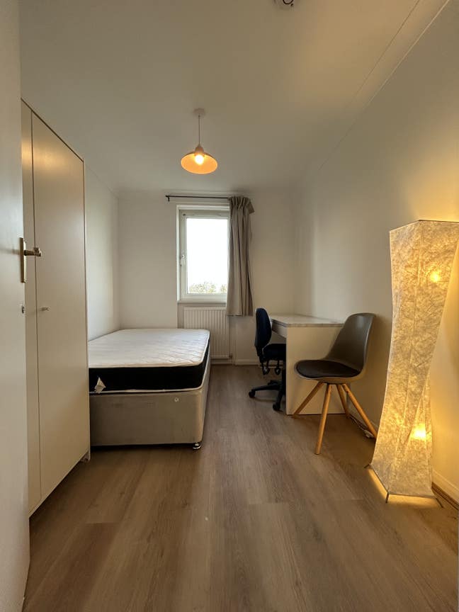 Double bed room in shared flat, Island Gardens Main Photo