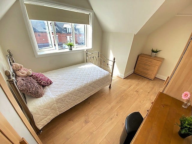 Dbl attic room in 6 bed professional houseshare Main Photo