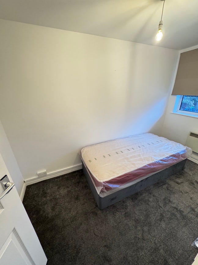 Double & single room available in E17 Main Photo