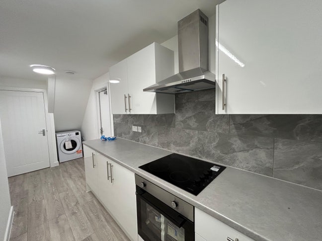 Spacious En-Suite Studio Universal Credit Accepted Main Photo