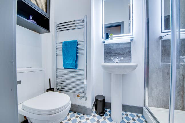 Fully Furnished Modern En-Suite Room Available! Main Photo