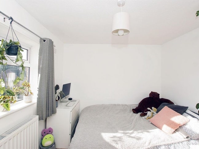 Double Bedroom/ Garden/ Cleaner/ Parking Main Photo