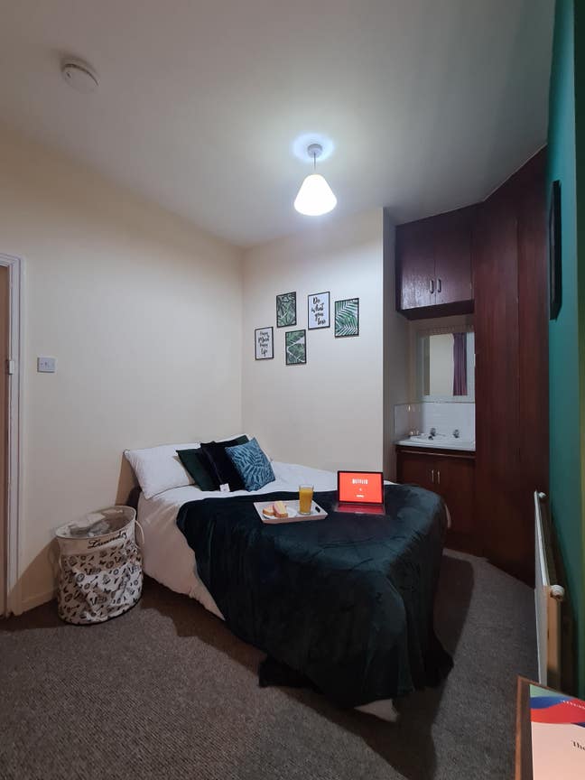 Cozy Double Room in Fallowfield– Bills Included! Main Photo