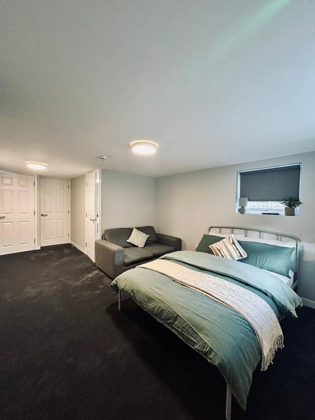 NEW studio room with private kitchen & en-suite Main Photo