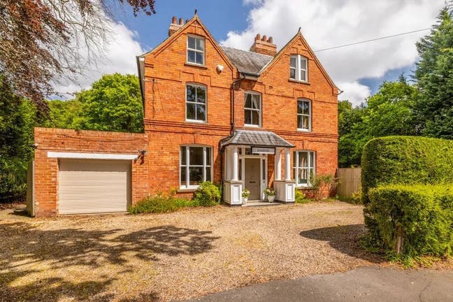 🏡 High-Quality 10-Bed Co-Living House Main Photo