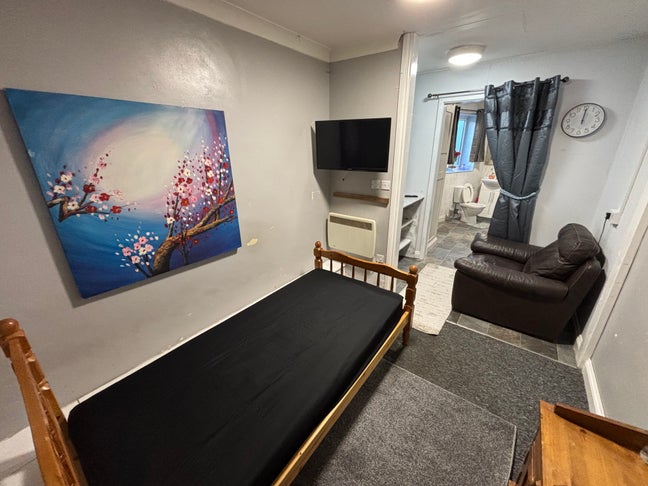 High street location walking distance to promenade Main Photo