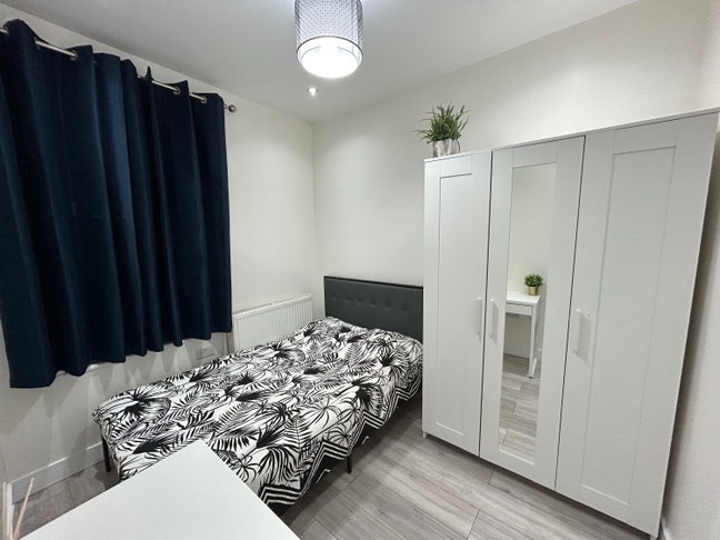 New refurbished double bedroom Main Photo