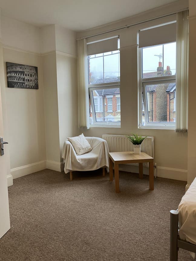 Large en-suite nr Elizabeth Line for professional Main Photo