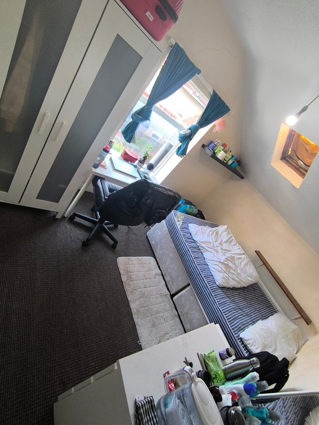 Single bedroom 315/month available from Jan 16  Main Photo