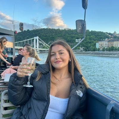 Professional Female seeks a single or double room Main Photo