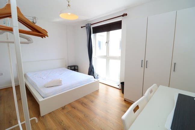 Book - Secure Modern Double Room Near Mile End Main Photo