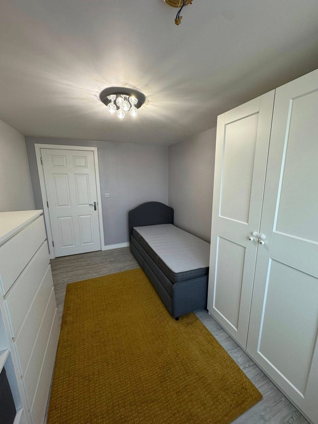 1 Room in a Flat  Main Photo