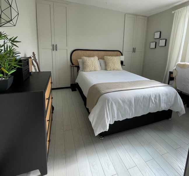 Double en-suite room in a big house  Main Photo