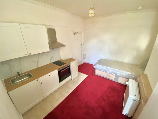 Double Room w. Kitchenette in a Shared House, WV6 Main Photo