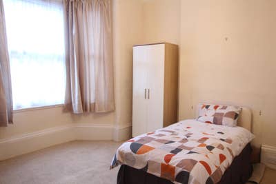 New room favourably located in town centre Main Photo